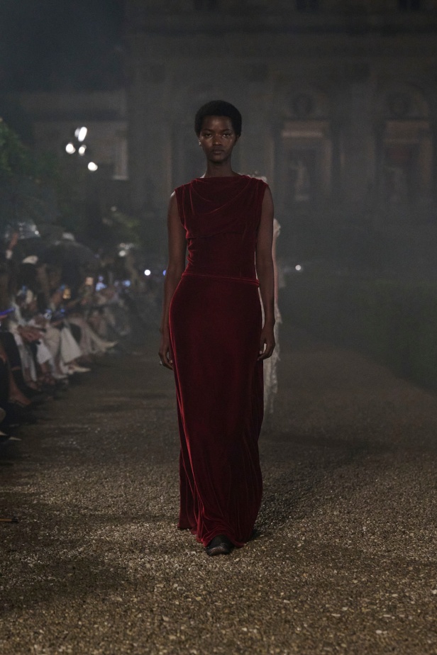 مجموعة Dior Cruise لعام 2026 تتخطى التوقعات.. تصاميم رومانسية مع بصمة الدار العريقة