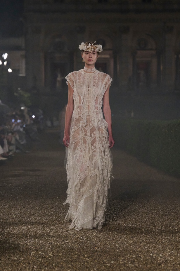 مجموعة Dior Cruise لعام 2026 تتخطى التوقعات.. تصاميم رومانسية مع بصمة الدار العريقة