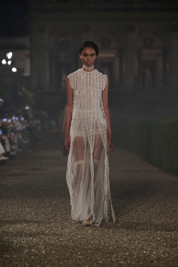 مجموعة Dior Cruise لعام 2026 تتخطى التوقعات.. تصاميم رومانسية مع بصمة الدار العريقة