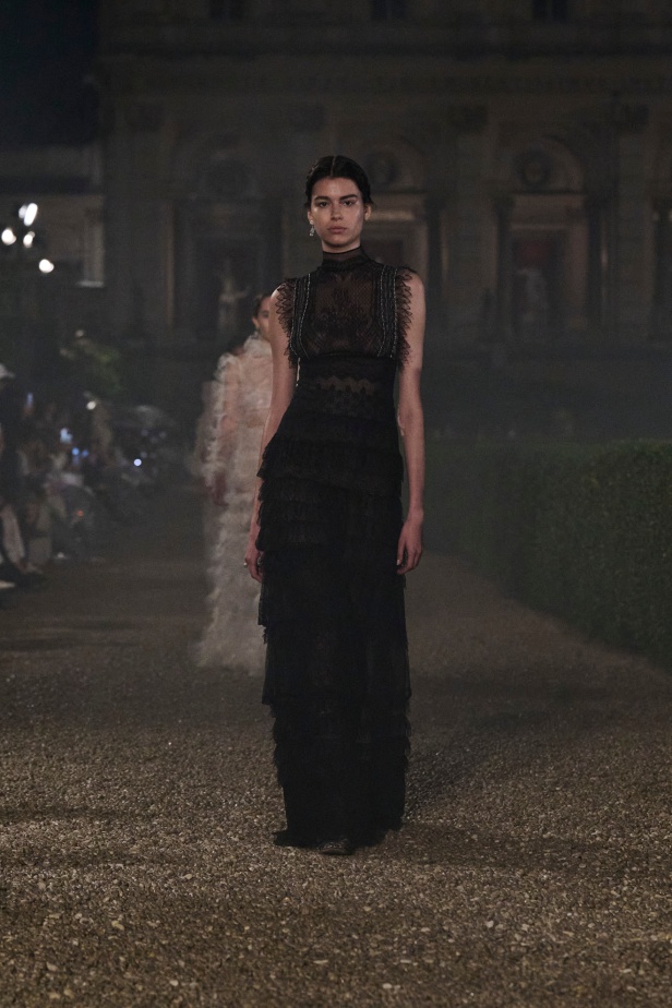 مجموعة Dior Cruise لعام 2026 تتخطى التوقعات.. تصاميم رومانسية مع بصمة الدار العريقة