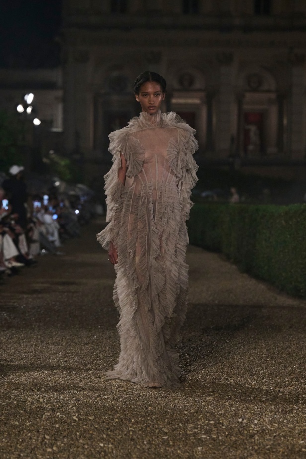 مجموعة Dior Cruise لعام 2026 تتخطى التوقعات.. تصاميم رومانسية مع بصمة الدار العريقة