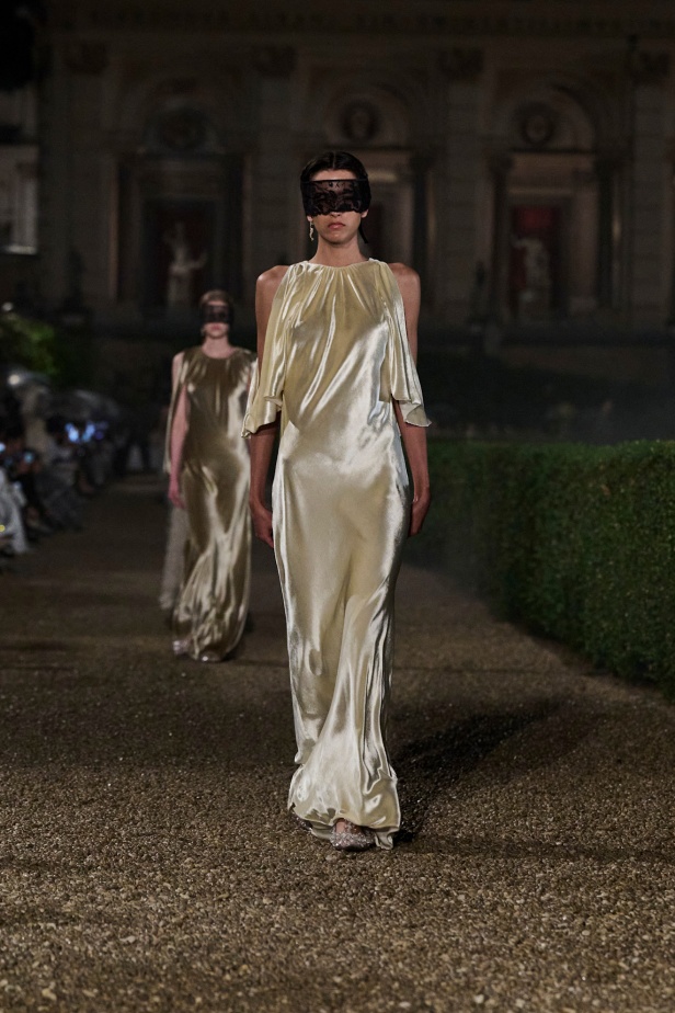 مجموعة Dior Cruise لعام 2026 تتخطى التوقعات.. تصاميم رومانسية مع بصمة الدار العريقة