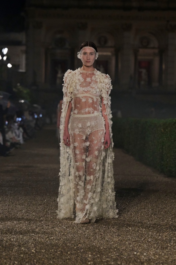 مجموعة Dior Cruise لعام 2026 تتخطى التوقعات.. تصاميم رومانسية مع بصمة الدار العريقة