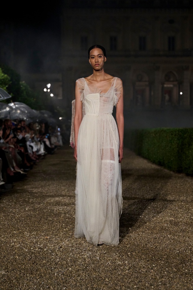 مجموعة Dior Cruise لعام 2026 تتخطى التوقعات.. تصاميم رومانسية مع بصمة الدار العريقة