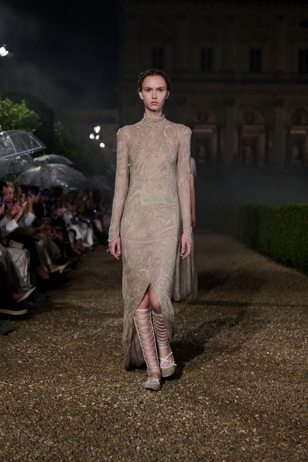 مجموعة Dior Cruise لعام 2026 تتخطى التوقعات.. تصاميم رومانسية مع بصمة الدار العريقة