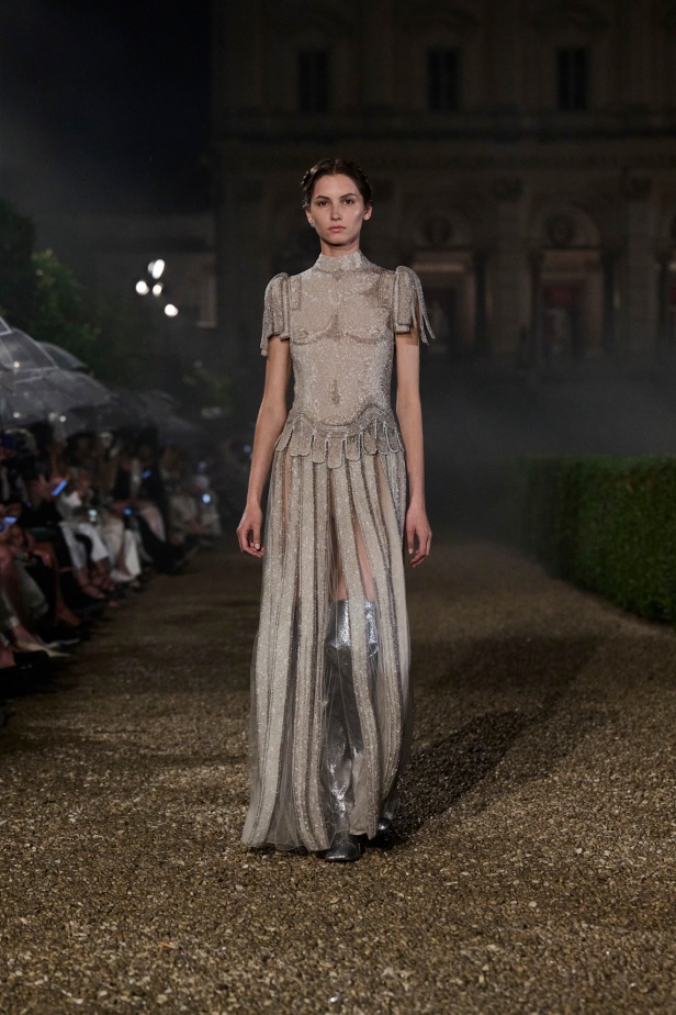 مجموعة Dior Cruise لعام 2026 تتخطى التوقعات.. تصاميم رومانسية مع بصمة الدار العريقة