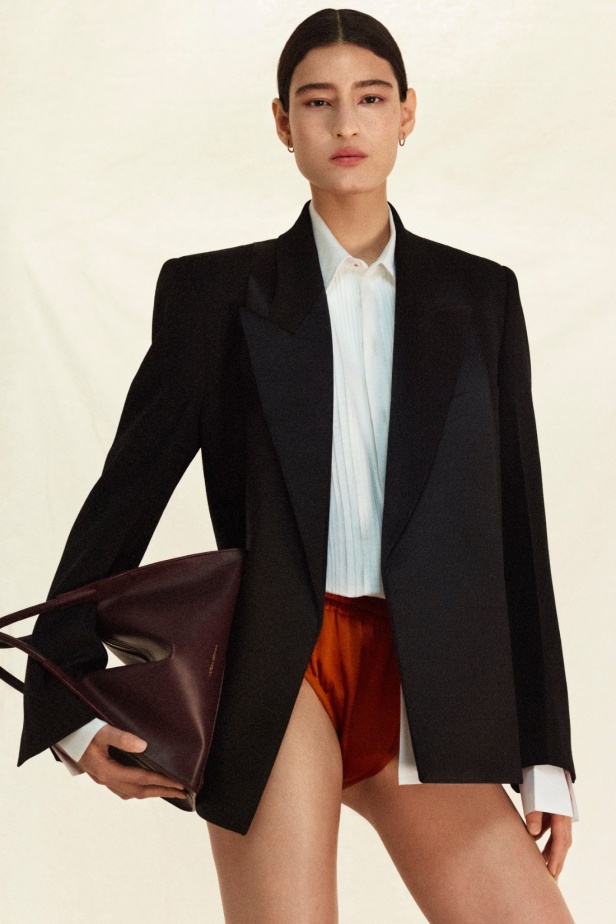 فيكتوريا بيكهام تعود إلى نيويورك لتقديم مجموعة "ريزورت 2026" 