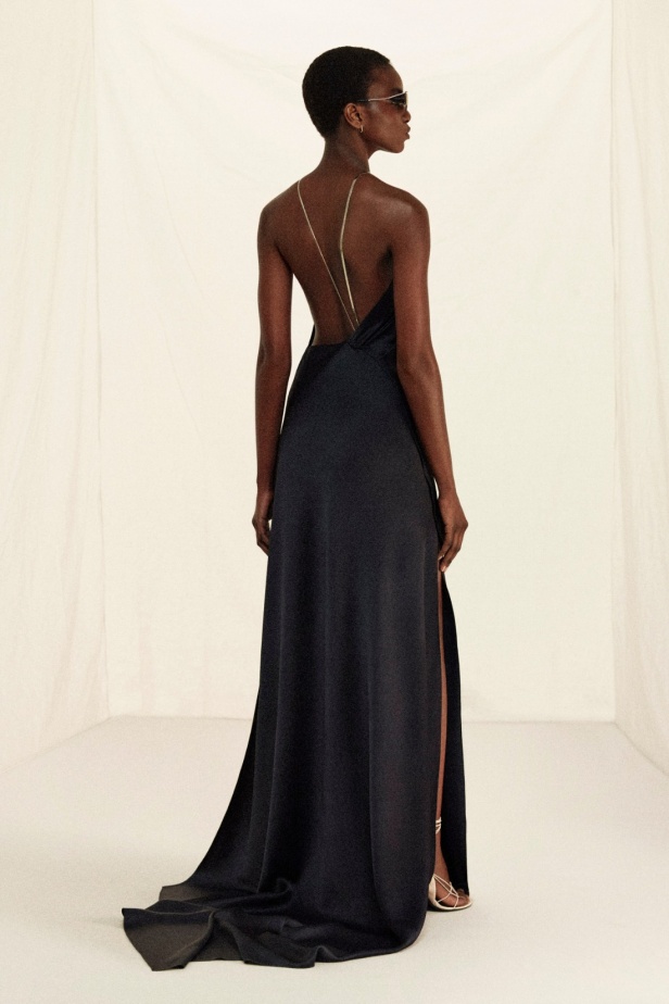 فيكتوريا بيكهام تعود إلى نيويورك لتقديم مجموعة "ريزورت 2026" 