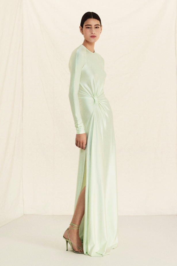 فيكتوريا بيكهام تعود إلى نيويورك لتقديم مجموعة "ريزورت 2026" 