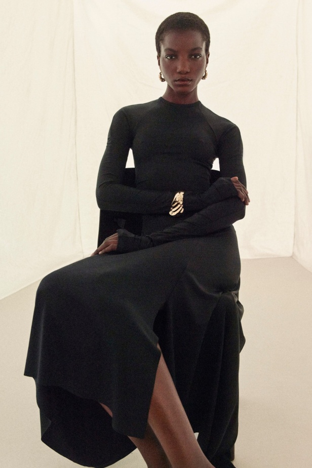 فيكتوريا بيكهام تعود إلى نيويورك لتقديم مجموعة "ريزورت 2026" 