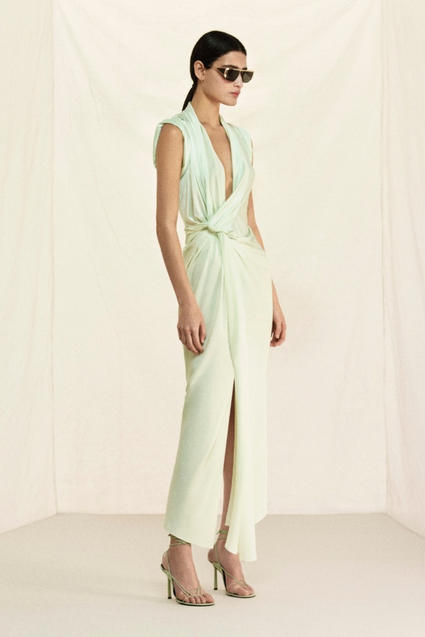 فيكتوريا بيكهام تعود إلى نيويورك لتقديم مجموعة "ريزورت 2026" 