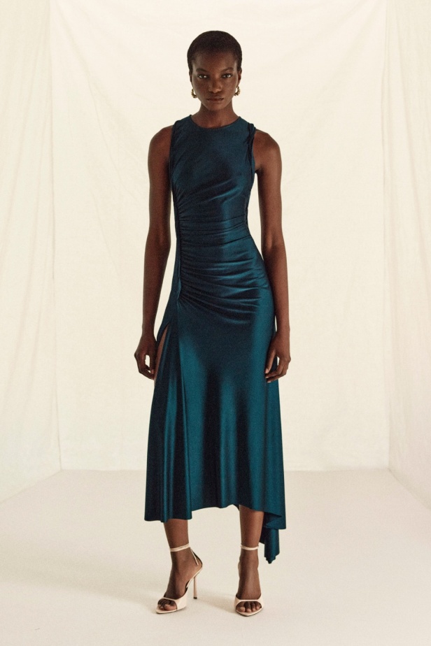 فيكتوريا بيكهام تعود إلى نيويورك لتقديم مجموعة "ريزورت 2026" 