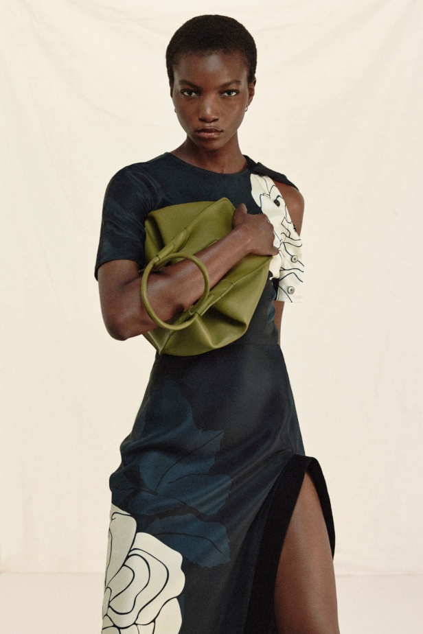 فيكتوريا بيكهام تعود إلى نيويورك لتقديم مجموعة "ريزورت 2026" 