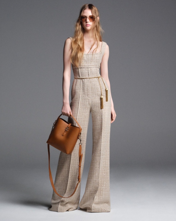 "من الفجر حتى الغسق"... أناقة مجموعة إيلي صعب Resort 2026 لكل لحظة