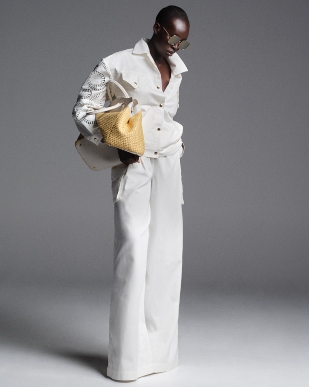 "من الفجر حتى الغسق"... أناقة مجموعة إيلي صعب Resort 2026 لكل لحظة