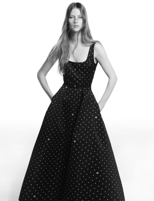 "من الفجر حتى الغسق"... أناقة مجموعة إيلي صعب Resort 2026 لكل لحظة