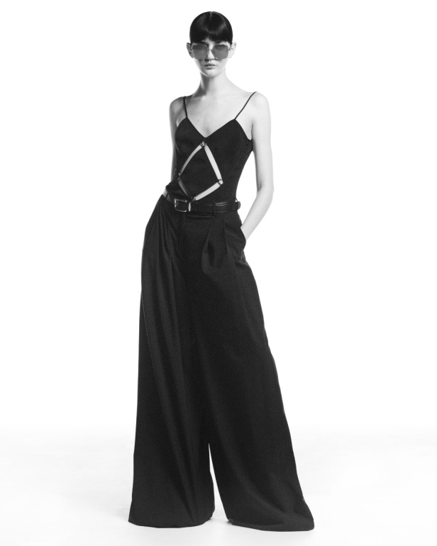 "من الفجر حتى الغسق"... أناقة مجموعة إيلي صعب Resort 2026 لكل لحظة