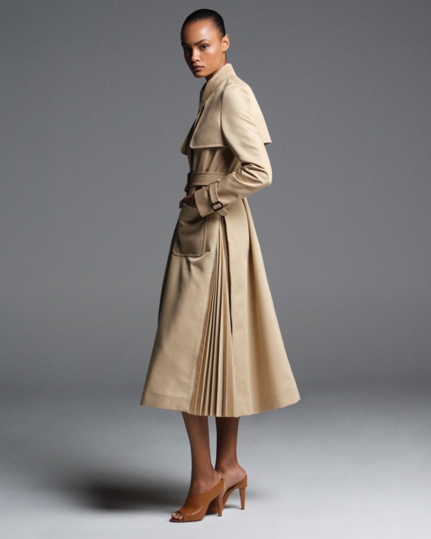 "من الفجر حتى الغسق"... أناقة مجموعة إيلي صعب Resort 2026 لكل لحظة