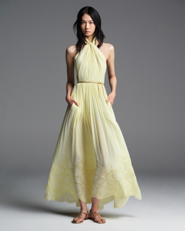 "من الفجر حتى الغسق"... أناقة مجموعة إيلي صعب Resort 2026 لكل لحظة