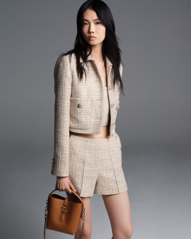 "من الفجر حتى الغسق"... أناقة مجموعة إيلي صعب Resort 2026 لكل لحظة