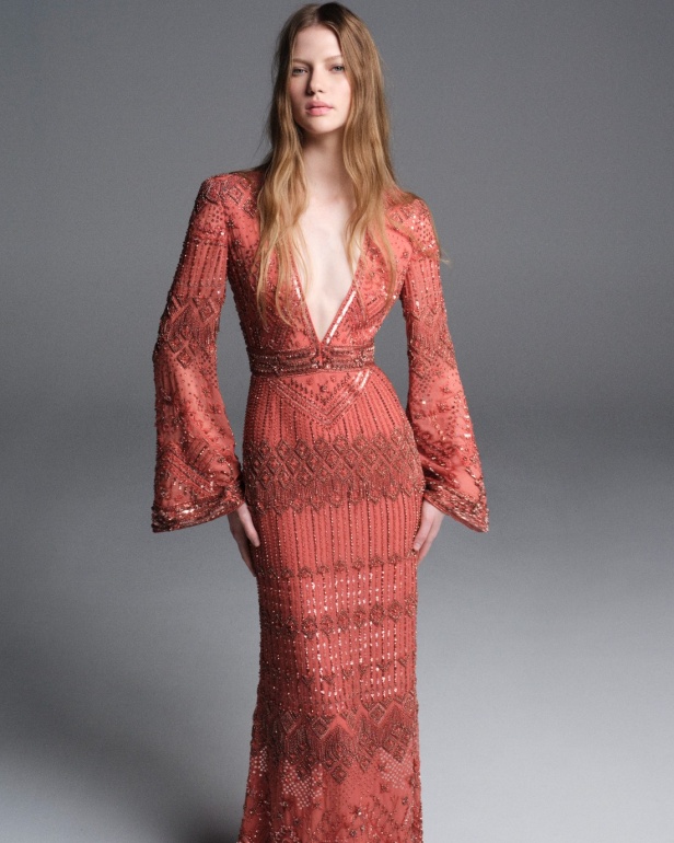 "من الفجر حتى الغسق"... أناقة مجموعة إيلي صعب Resort 2026 لكل لحظة