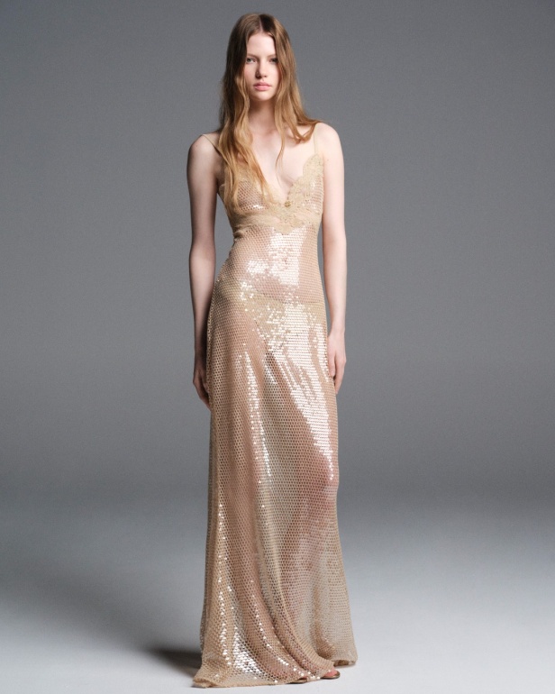 "من الفجر حتى الغسق"... أناقة مجموعة إيلي صعب Resort 2026 لكل لحظة