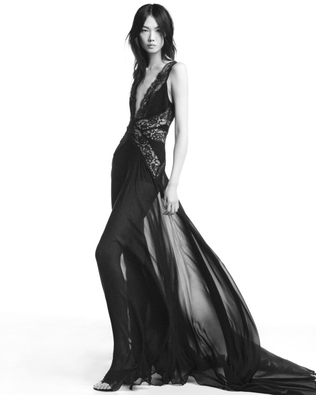 "من الفجر حتى الغسق"... أناقة مجموعة إيلي صعب Resort 2026 لكل لحظة