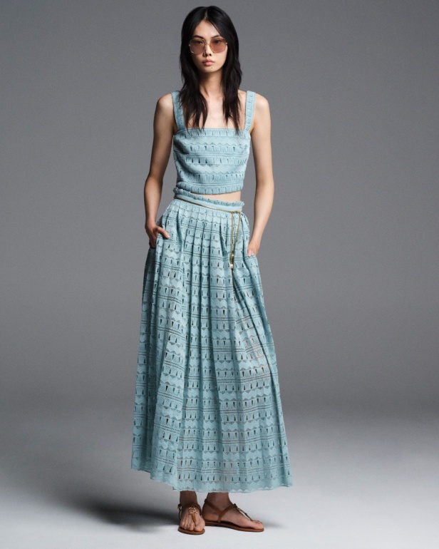 "من الفجر حتى الغسق"... أناقة مجموعة إيلي صعب Resort 2026 لكل لحظة