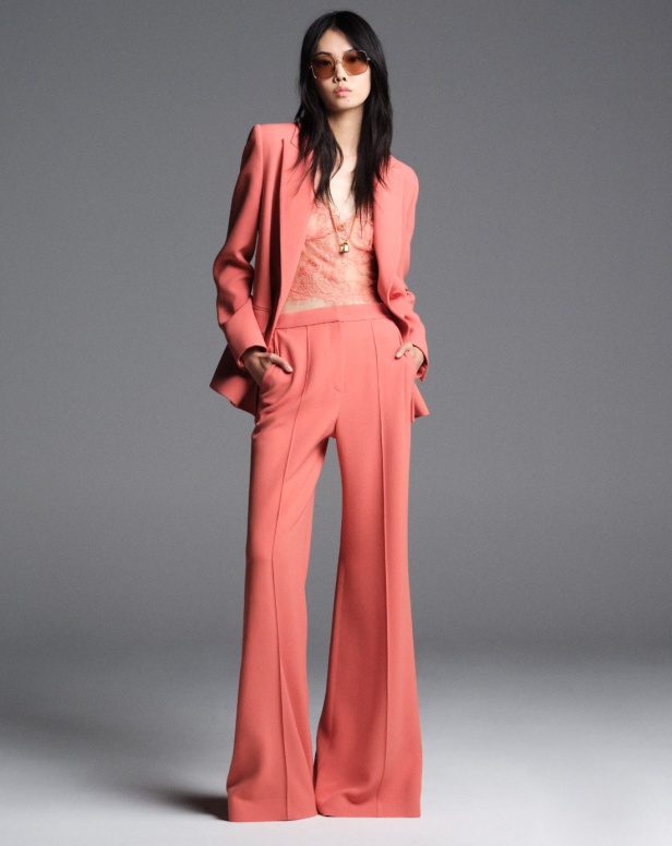 "من الفجر حتى الغسق"... أناقة مجموعة إيلي صعب Resort 2026 لكل لحظة