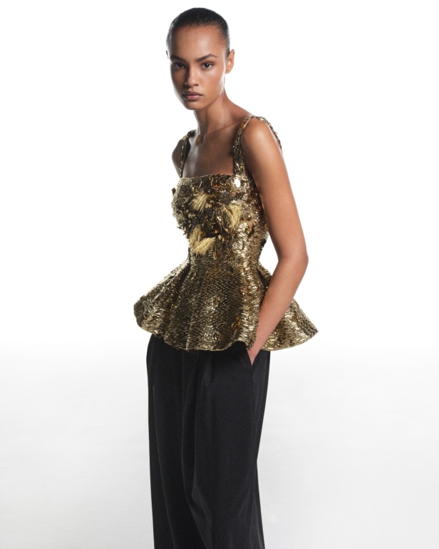 "من الفجر حتى الغسق"... أناقة مجموعة إيلي صعب Resort 2026 لكل لحظة