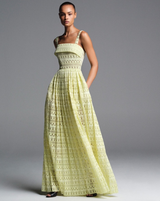 "من الفجر حتى الغسق"... أناقة مجموعة إيلي صعب Resort 2026 لكل لحظة