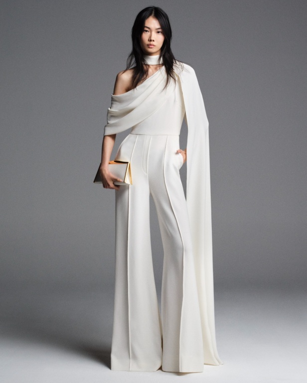 "من الفجر حتى الغسق"... أناقة مجموعة إيلي صعب Resort 2026 لكل لحظة