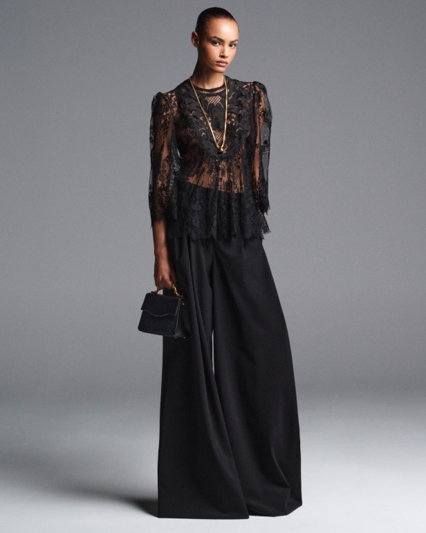 "من الفجر حتى الغسق"... أناقة مجموعة إيلي صعب Resort 2026 لكل لحظة