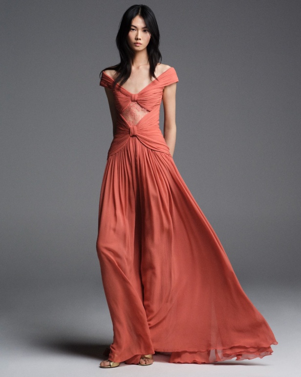 "من الفجر حتى الغسق"... أناقة مجموعة إيلي صعب Resort 2026 لكل لحظة