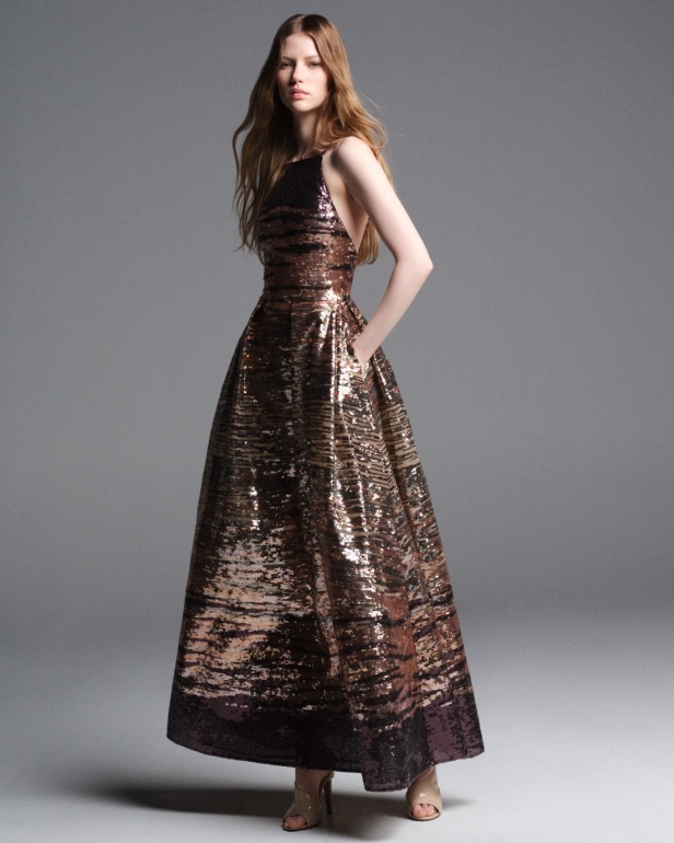 "من الفجر حتى الغسق"... أناقة مجموعة إيلي صعب Resort 2026 لكل لحظة