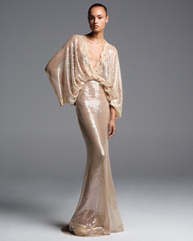 "من الفجر حتى الغسق"... أناقة مجموعة إيلي صعب Resort 2026 لكل لحظة