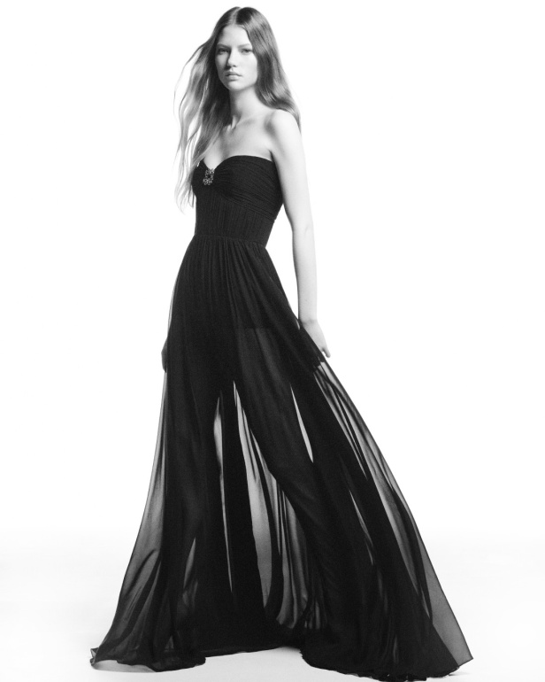 "من الفجر حتى الغسق"... أناقة مجموعة إيلي صعب Resort 2026 لكل لحظة