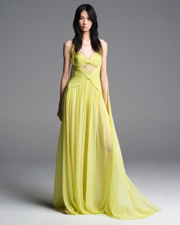 "من الفجر حتى الغسق"... أناقة مجموعة إيلي صعب Resort 2026 لكل لحظة