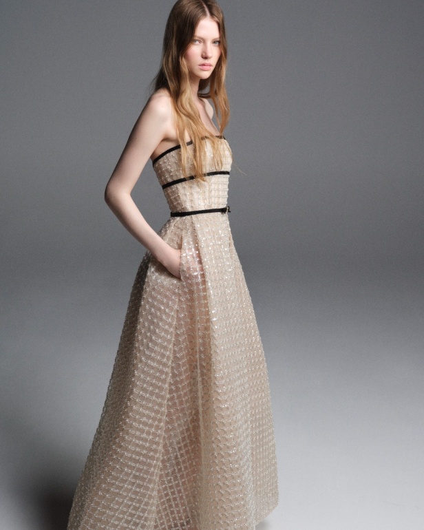 "من الفجر حتى الغسق"... أناقة مجموعة إيلي صعب Resort 2026 لكل لحظة