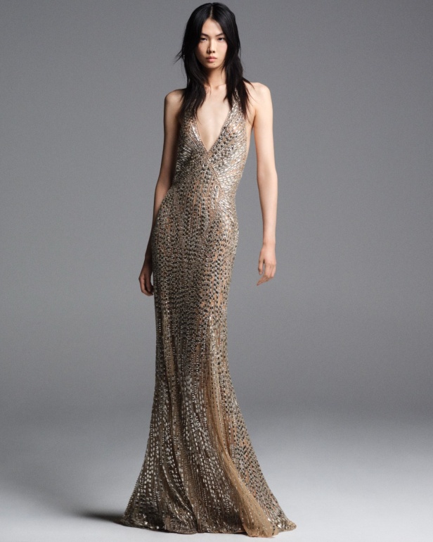 "من الفجر حتى الغسق"... أناقة مجموعة إيلي صعب Resort 2026 لكل لحظة