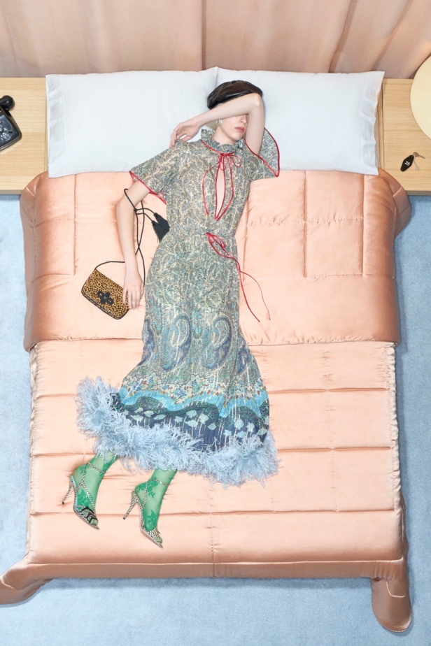 مجموعة فالنتينو "ريزورت 2026"... الأحلام تتفسّر بتصاميم أنثوية انسيابية 