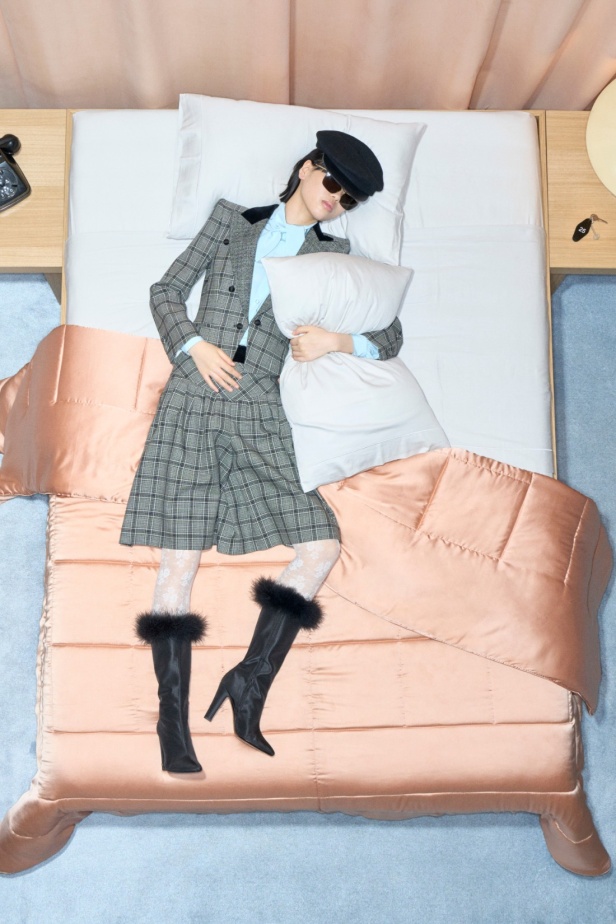 مجموعة فالنتينو "ريزورت 2026"... الأحلام تتفسّر بتصاميم أنثوية انسيابية 