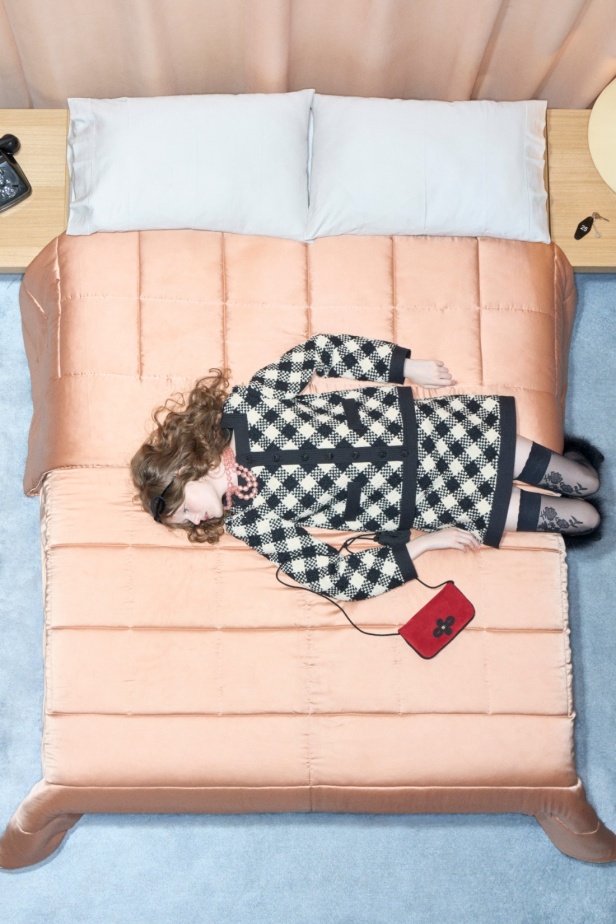 مجموعة فالنتينو "ريزورت 2026"... الأحلام تتفسّر بتصاميم أنثوية انسيابية 