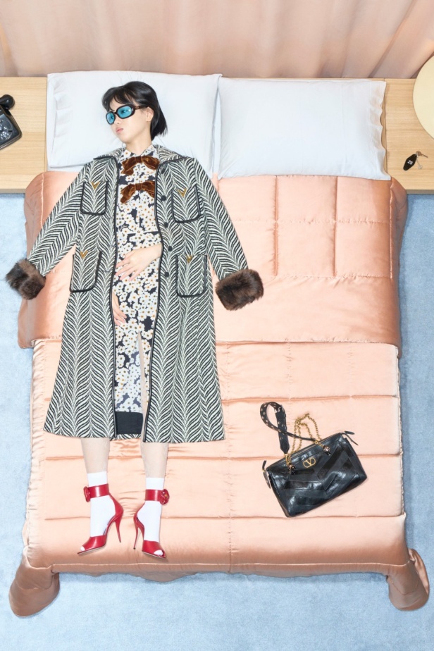 مجموعة فالنتينو "ريزورت 2026"... الأحلام تتفسّر بتصاميم أنثوية انسيابية 