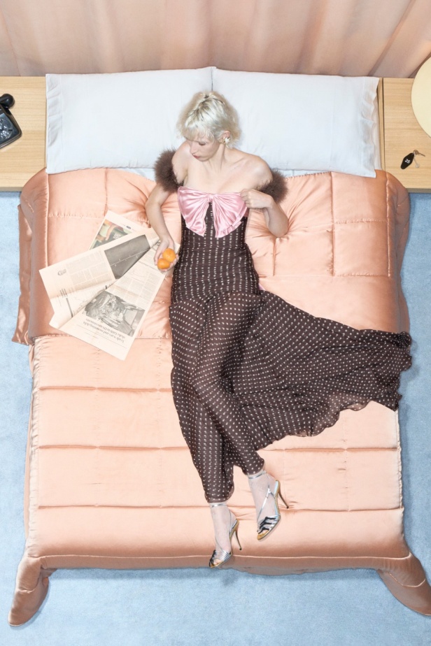 مجموعة فالنتينو "ريزورت 2026"... الأحلام تتفسّر بتصاميم أنثوية انسيابية 