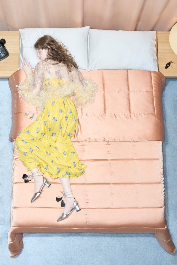 مجموعة فالنتينو "ريزورت 2026"... الأحلام تتفسّر بتصاميم أنثوية انسيابية 