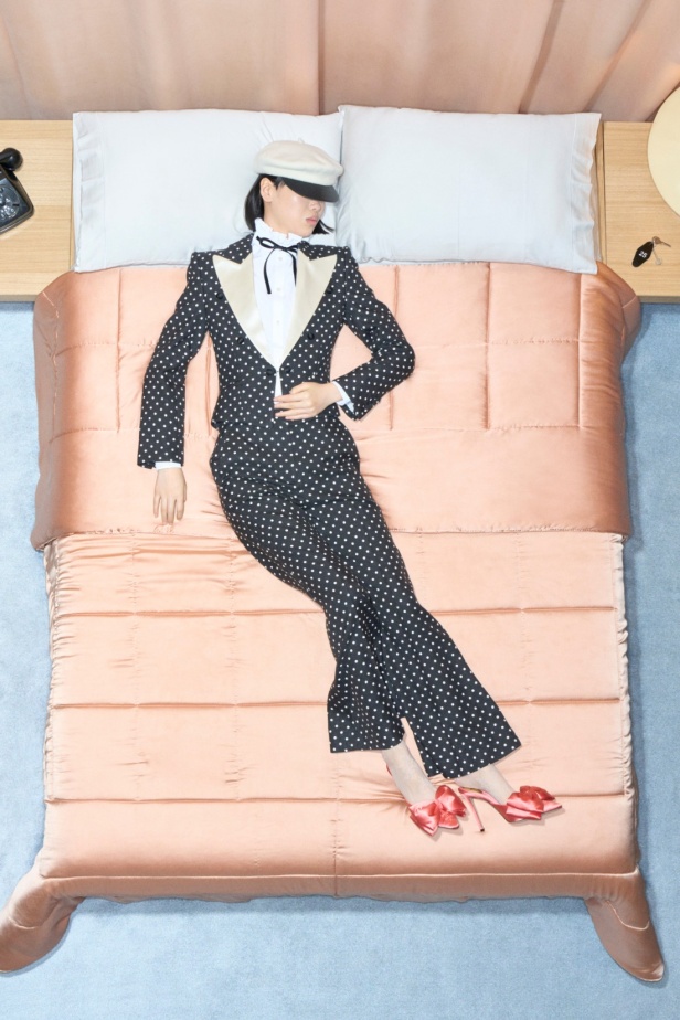 مجموعة فالنتينو "ريزورت 2026"... الأحلام تتفسّر بتصاميم أنثوية انسيابية 