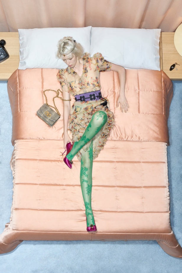 مجموعة فالنتينو "ريزورت 2026"... الأحلام تتفسّر بتصاميم أنثوية انسيابية 