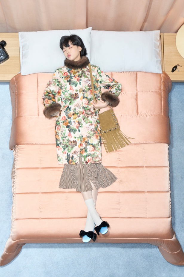 مجموعة فالنتينو "ريزورت 2026"... الأحلام تتفسّر بتصاميم أنثوية انسيابية 