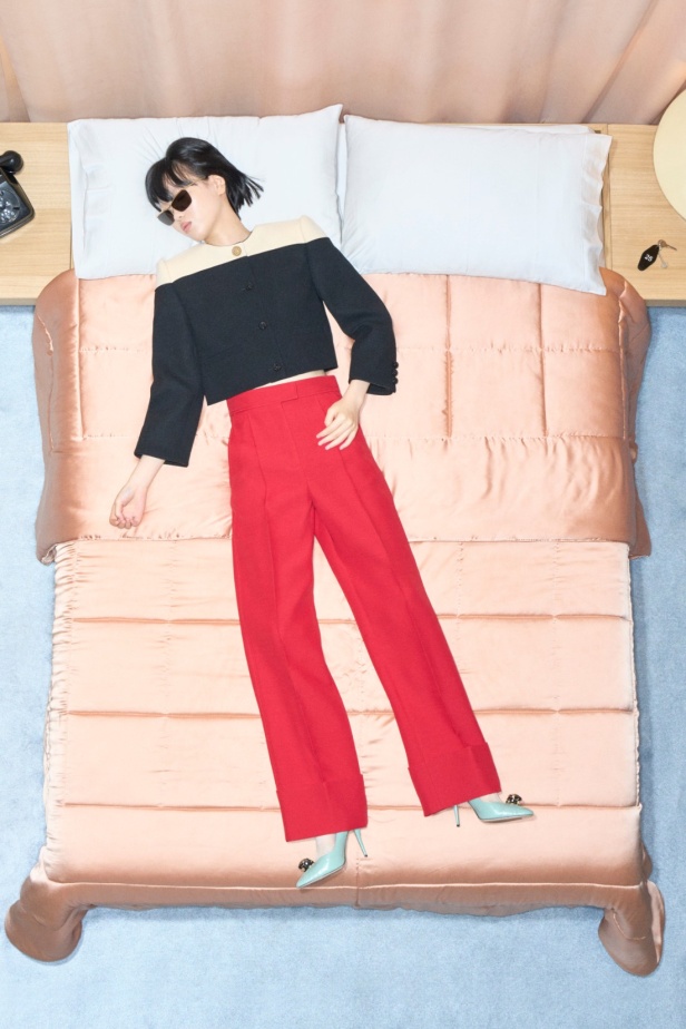 مجموعة فالنتينو "ريزورت 2026"... الأحلام تتفسّر بتصاميم أنثوية انسيابية 